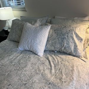 Pottery Barn Queen Duvet with two sets of shams